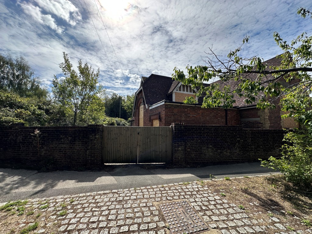 Lot: 227 - THREE-BEDROOM OLD SCHOOL UNIT WITH POTENTIAL - External back gate to courtyard